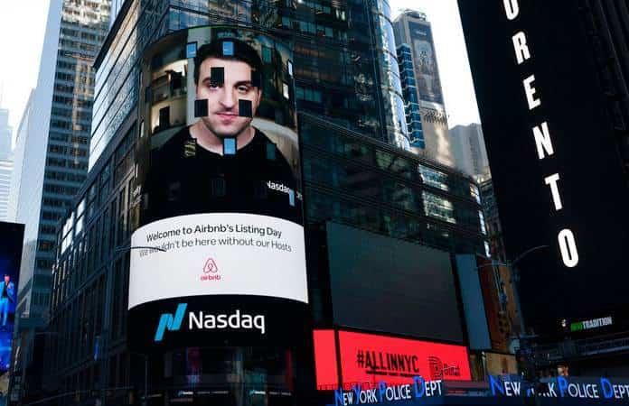 Brian Chesky, CEO de Airbnb, aparece en la pantalla electrónica de Nasdaq en Nueva York / Foto: AP
