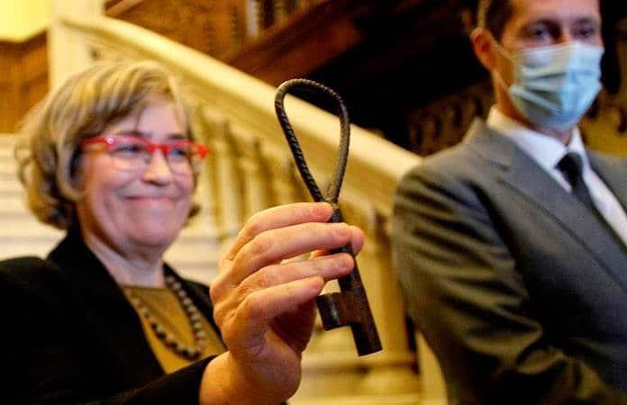 La abogada general de España, Consuelo Castro Rey, recibió la llave del palacete / Foto: EFE
