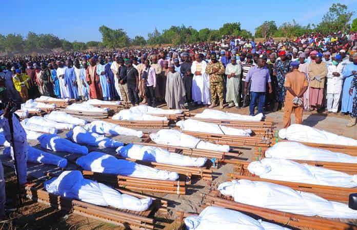 Dolientes asisten al funeral de personas asesinadas por milicianos de Boko Haram en Nigeria / Foto: AP