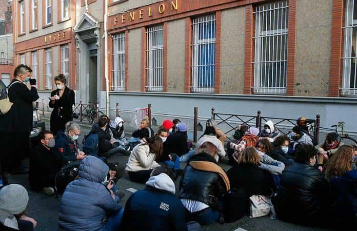 Sus compañeros le dedicaron un homenaje y protestaron frente a la escuela  / Foto: AP