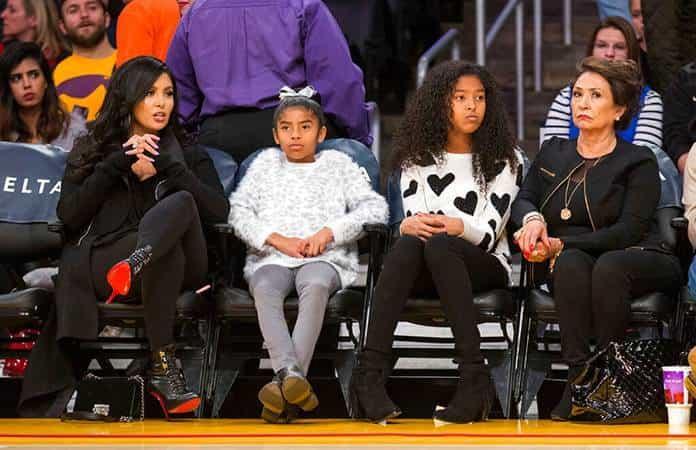 Vanessa Bryant, sus hijas Gianna y Natalia y la madre de Vanessa, Sofia Laine / Foto: AP
