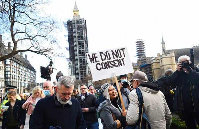 Manifestantes protestan contra las restricciones en Londres / Foto: AP
