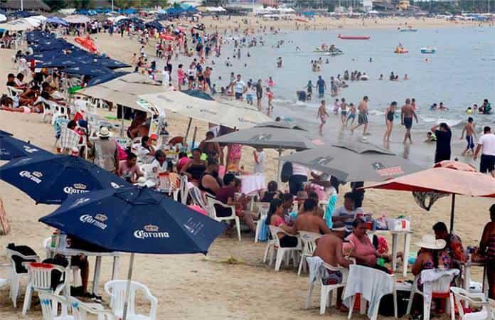 Miles conviven sin sana distancia en Acapulco / Foto: Carlos Alberto Carbajal de Cuartoscuro (Tomadas de SinEmbargo.mx) 