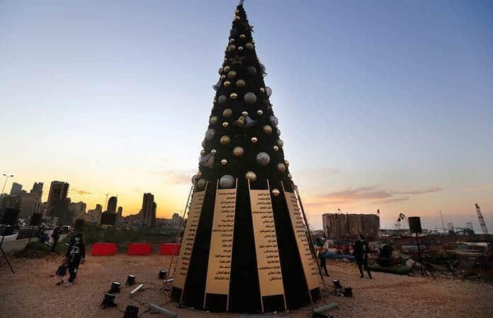 Un árbol de Navidad con los nombres de los que murieron en la explosión del puerto de Beirut, Líbano / Foto: AP