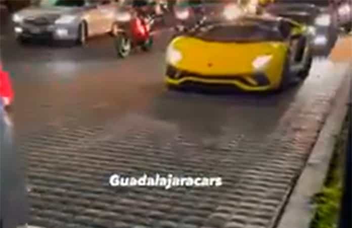 Canelo Álvarez pasea en Guadalajara en lujoso Lamborghini