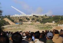 Milicianos palestinos intentan lanzar un cohete desde Cisjordania hacia Israel