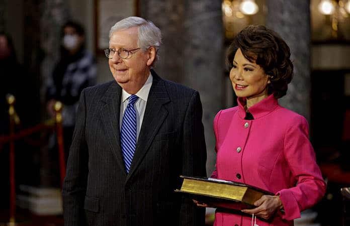 Elaine Chao y Mitch McConnell / Foto: EFE