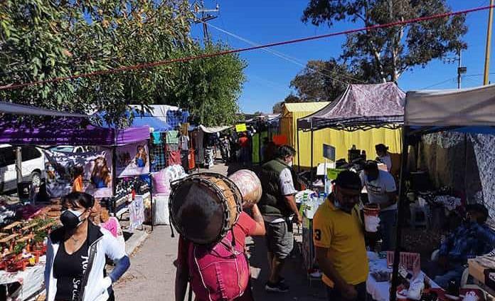 Pese a semáforo rojo, se instala el tianguis de Las Vías