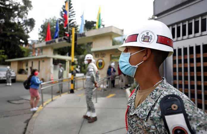 Soldados montan guardia frente al hospital militar donde murió el ministro de Defensa Carlos Trujillo / Foto: AP