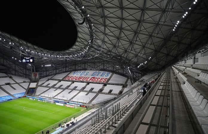Nos disgustan, el mensaje en una tribuna decorada por aficionados del Marsella / Foto: AP