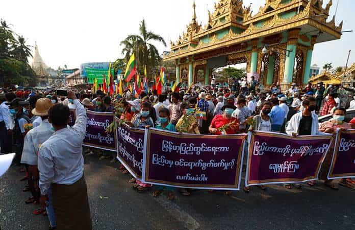 Los partidarios del ejército de Myanmar protestan por los resultados electorales / Foto: EFE