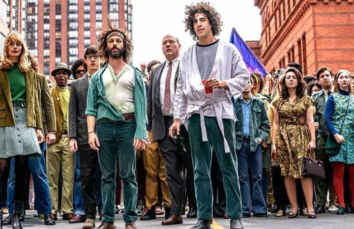 Caitlin Fitzgerald, Jeremy Strong y Sasha Baron Cohen en The Trial of the Chicago 7
