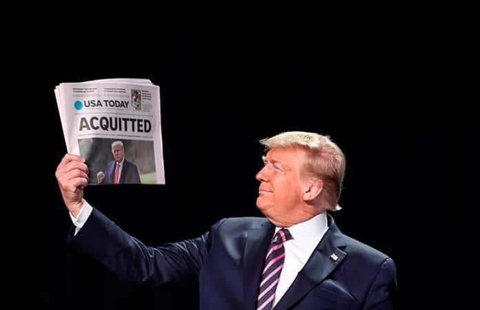 Trump sostiene una copia del USA Today con la portada de su absolución en su primer juicio político  / Foto: EFE