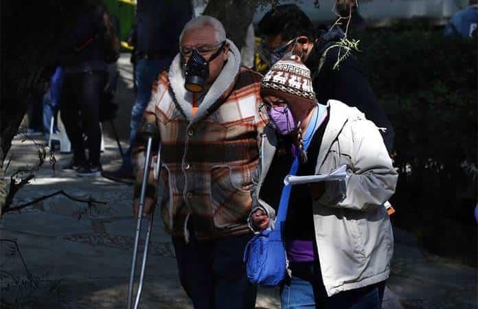 Cientos de adultos mayores en México acuden a recibir el anti virus / Foto: AP