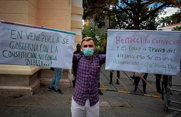 Activistas protestan frente a la Asamblea Nacional de Venezuela / Foto: EFE