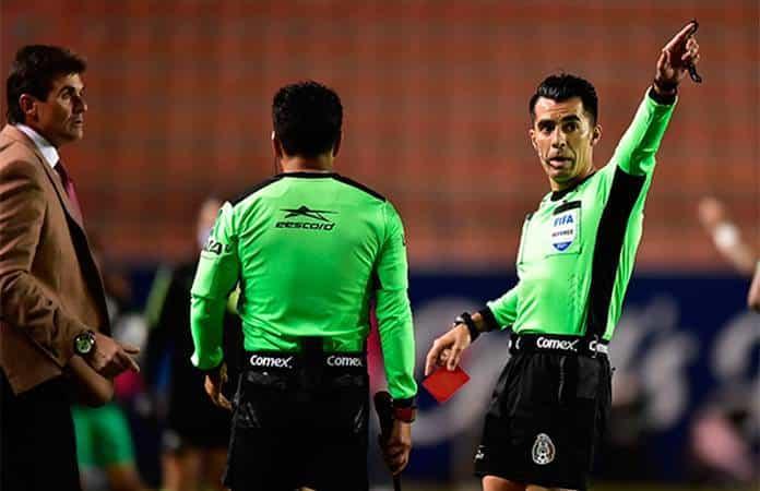 Leonel Rocco y el silbante Adonai Escobedo / Foto: MexSport