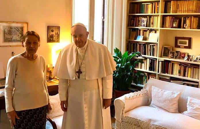 Edith Bruck recibió en su casa al papa Francisco en febrero pasado / Foto: EFE