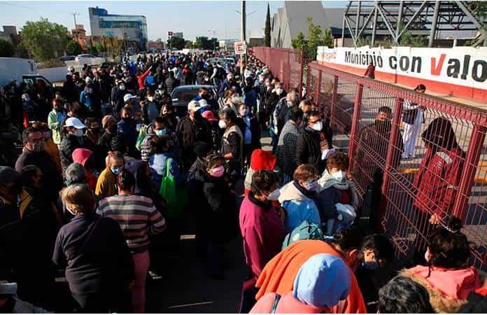 Personas esperan la vacunación en un deportivo de Ecatepec / Foto: EFE