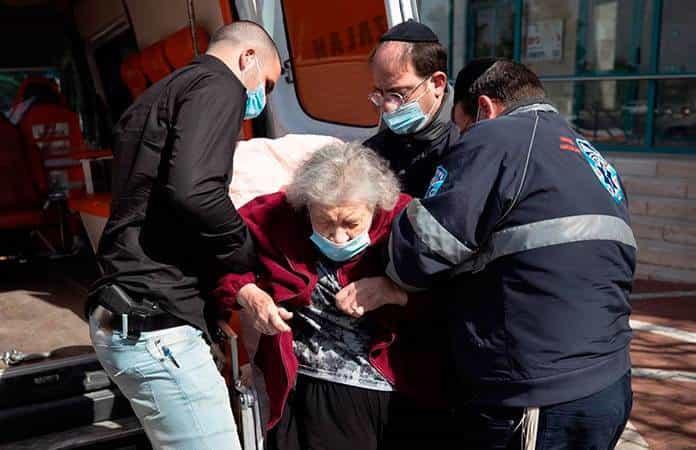 Katrina Wolfensohn, sobreviviente del holocausto, recibió ya su primera dosis de vacuna / Foto: EFE