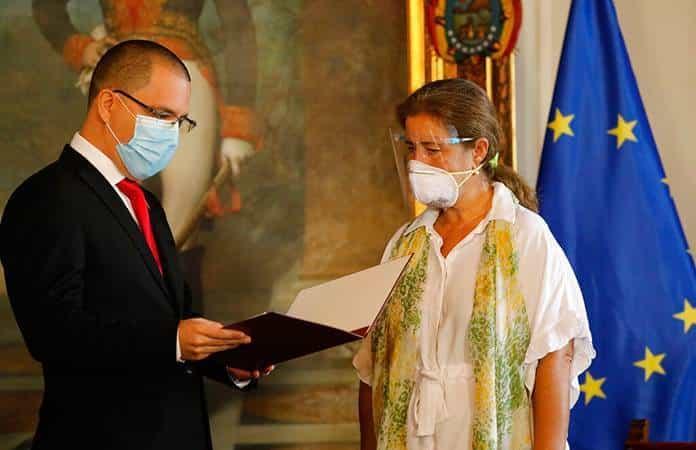 El canciller venezolano entregó a la embajadora Brilhante la declaratoria como persona non grata / Foto: AP
