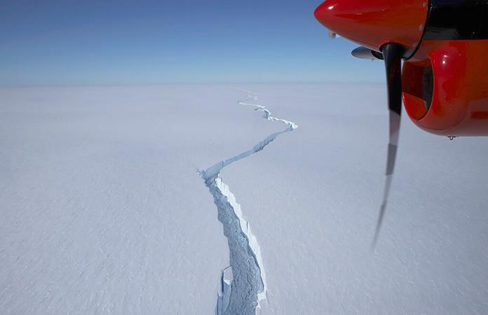 Una imagen aérea tomada en enero de 2021 muestra la grieta masiva en la plataforma de hielo Brunt / Foto: AP
