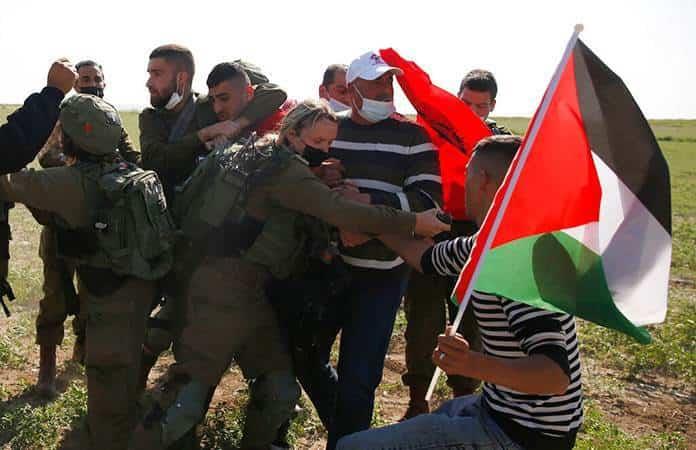 Palestinos se enfrentan a soldados israelíes durante una protesta por la demolición de casas palestinas / Foto: AP