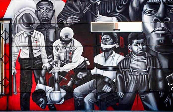 El mural de 1993 titulado Para proteger y servir de Noni Olabisi en Los Ángeles / Foto: EFE