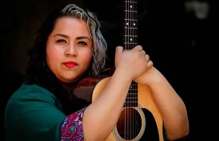 Vivir Quintana cuestiona brecha para mujeres en la música