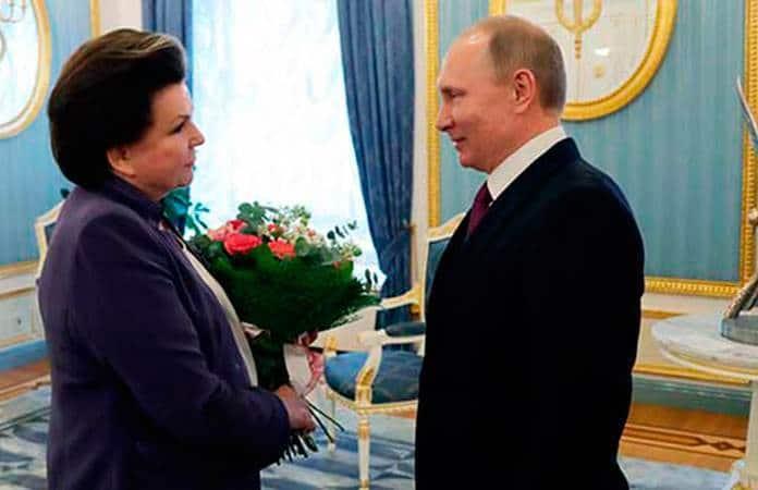 Valentina Tereshkova y el presidente ruso Vladimir Putin / Foto: AP