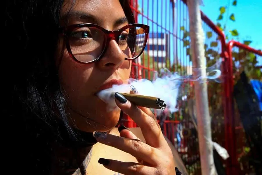 Establecen zonas de consumo lúdico de marihuana en CDMX