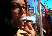 Establecen zonas de consumo lúdico de marihuana en CDMX