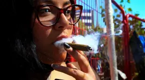 Establecen zonas de consumo lúdico de marihuana en CDMX