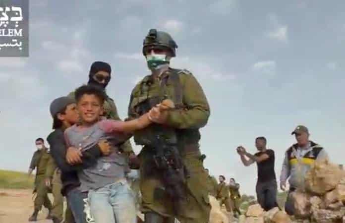 Tropas israelíes detienen a niños palestinos cerca de un asentamiento en la ocupada Cisjordania / AP