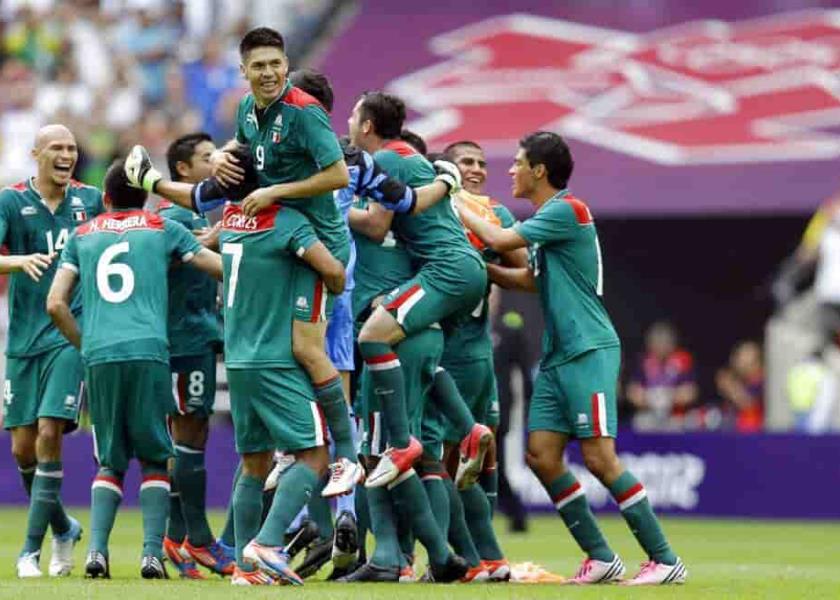 En esta foto del 11 de agosto de 2012, los jugadores de México celebran tras ganar la medalla de oro en el fútbol olímpico de los Juegos de Londres