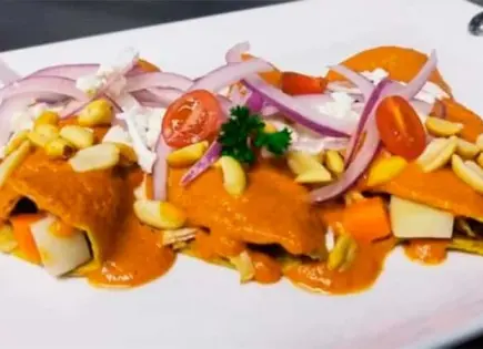 ¿Qué lleva la salsa roja para las enchiladas?