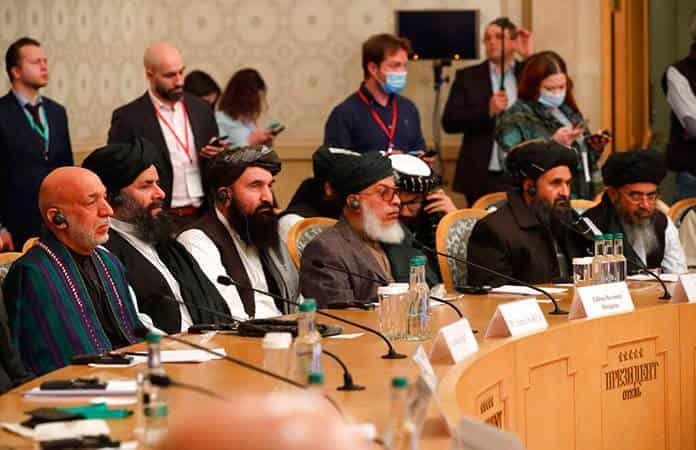 El expresidente afgano Hamid Karzai y el cofundador de los talibanes, Mullah Abdul Ghani, asistieron a la conferencia  / AP