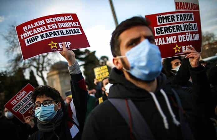 Protesta en apoyo del Partido Democrático Popular pro-kurdo, o HDP, en Estambul / Foto: AP