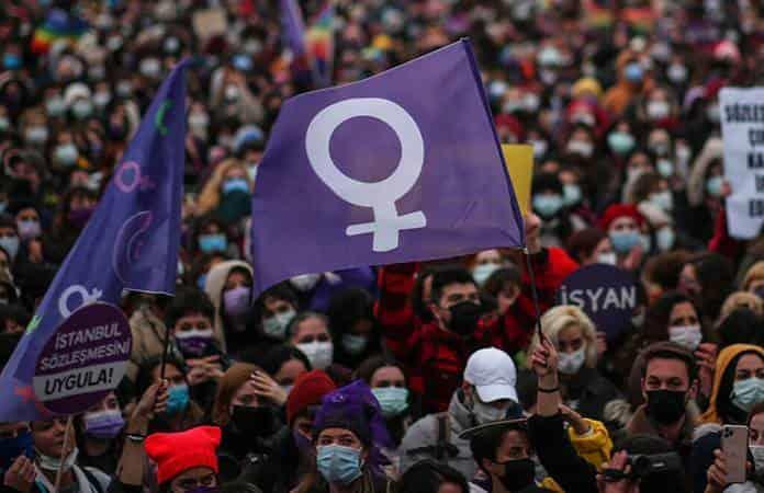 Miles de mujeres se manifestaron este sábado contra la decisión del gobierno turco / Foto: EFE