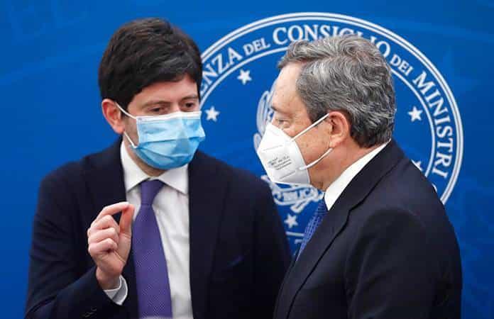 El ministro de Salud, Roberto Speranza y el primer ministro italiano, Mario Draghi / Foto: AP