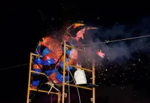 Figuras de Trump y El Cuau en Quema de Judas Guanajuato