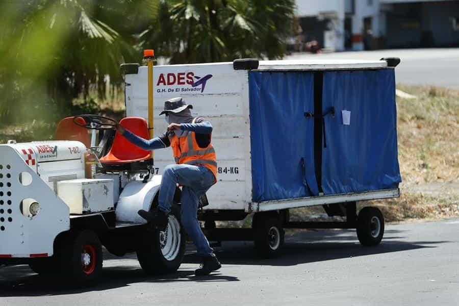 Los restos de Victoria Salazar llegaron hoy a El Salvador. Fotos: EFE