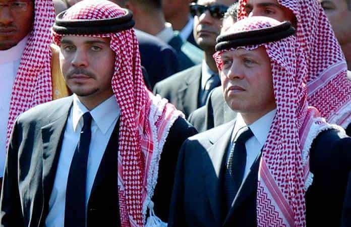 El príncipe Hamzah bin Husein y su hermanastro, el rey Abdalá II de Jordania / Foto: EFE