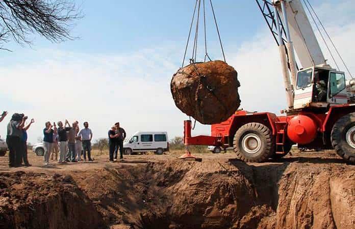 El levantamiento en 2016 del meteorito Gancedo, en la provincia de Chaco, Argentina / Foto: EFE