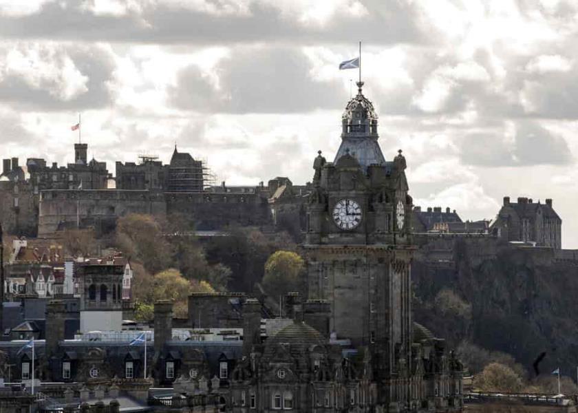 Bandera a media asta en el Castillo de Edimburgo, por la muerte del príncipe Felipe. (Foto: AP)