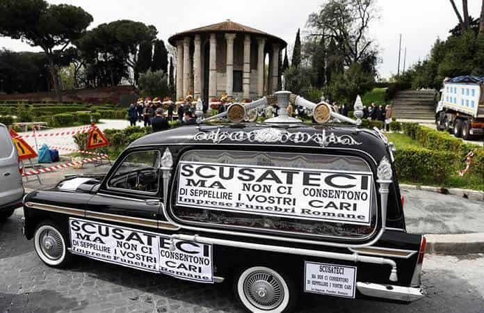Trabajadores del sector funerario protestaron en Roma por los retrasos en los entierros / Foto: AP