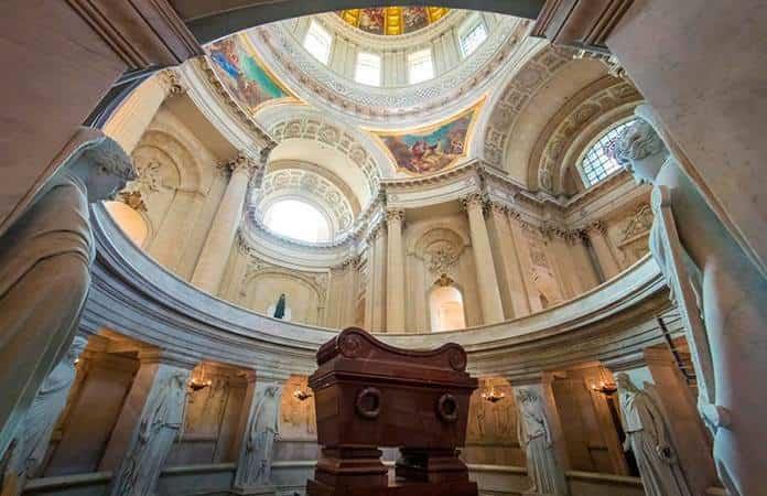 La tumba del emperador Napoleón bajo el domo de Los Inválidos en París / Foto: EFE