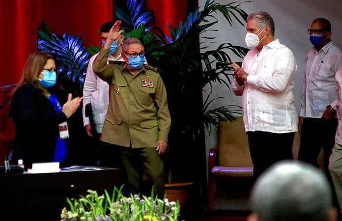 Raúl Castro y el presidente cubano Miguel Díaz-Canel / Foto: AP