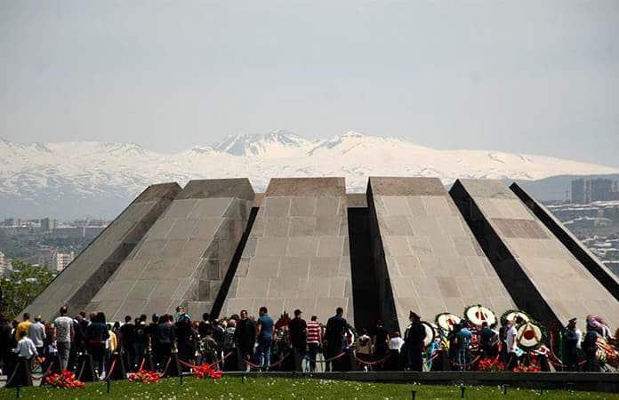Ceremonia conmemorativa en Ereván, Armenia, por los 1.5 millones de armenios asesinados en la era otomana / Foto: EFE