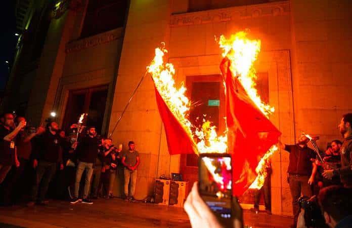 Manifestantes queman una bandera turca en Ereván, Armenia / Foto: AP