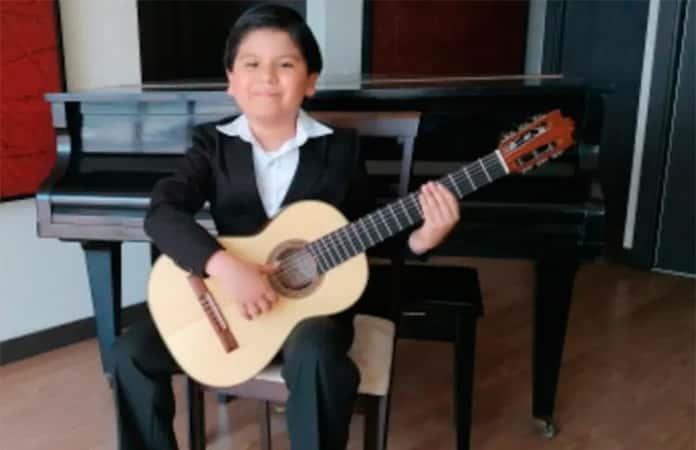 Axel comenzó sus estudios de guitarra clásica y flamenca a los 4 años de edad / Foto: Facebook Nadia Borislova